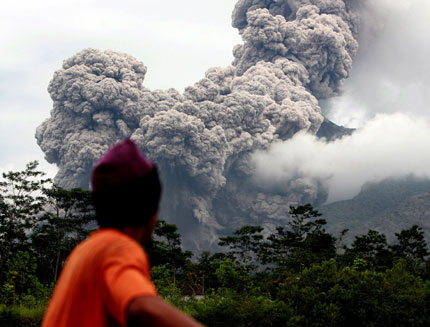 10-метрови стълбове от пепел „затвориха” небето над Индонезия