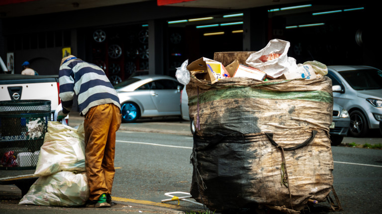 В един от богатите градове в САЩ хора печелят по $1000 от изхвърлени на боклука вещи