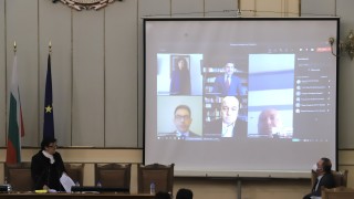 Първото решение на 45 то Народно събрание бе за полагането на