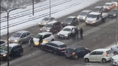 Екшън в снега: Шофьори се биха с бухалка насред оживен булевард в София