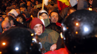 Протестиращи румънци поискаха оставката на президента Бъсеску