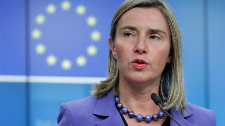 Могерини: ЕС ще предприеме действия заради даването на руски паспорти в Донбас