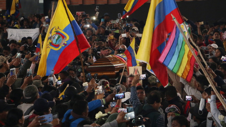 Освободиха полицаите в Еквадор, но ги накараха да носят ковчег на убит протестиращ