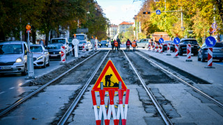 Продължава ремонтът на настилката около трамвайните релси по столичния бул