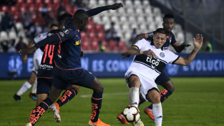 Бившият футболист на Манчестър Юнайтед Антонио Валенсия подписа договор с