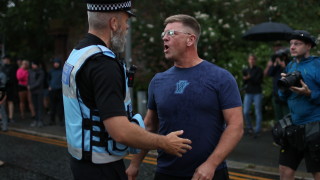 Безредиците във Великобритания ескалираха в неделя с нови сблъсъци между