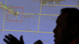 Спасителните екипи все по-близо до падналия самолет в Яванско море