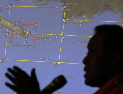 Лошото време затруднява издирването на черните кутии на индонезийския самолет