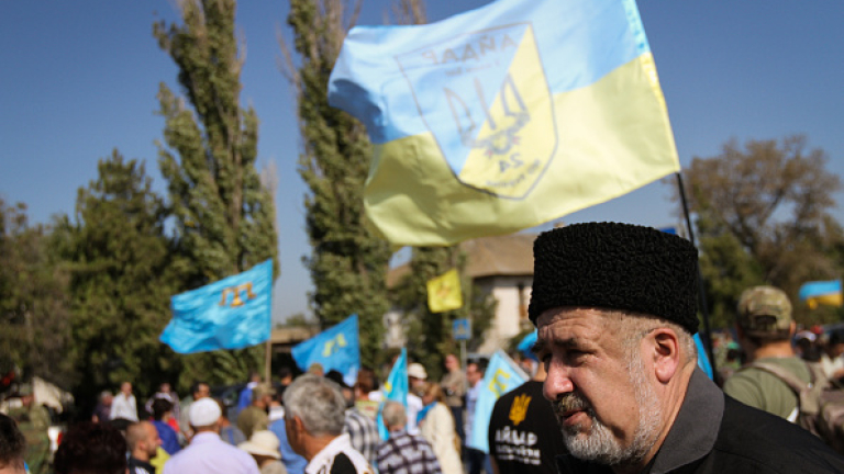 Русия освободи двама водещи активисти на кримските татари, отидоха в Турция