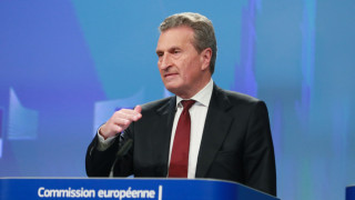 Еврокомисар Гюнтер Йотингер коментира че Европейският съюз е изправен срещу автократите