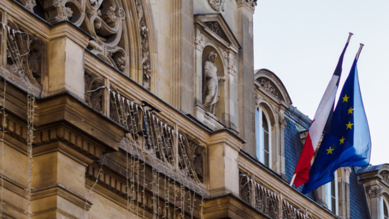 Франция издига европейското знаме над всички кметства