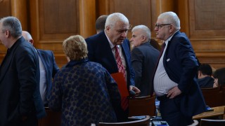 Депутатите от БСП искат парламентарно обсъждане на държавния дълг Събрали