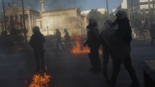 Четирима полицаи са ранени при сблъсъци в Атина