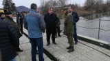 Премахват временния мост край Червен бряг