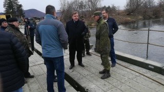 Премахват временния мост край Червен бряг