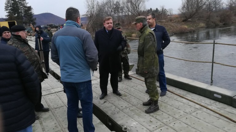Премахват временния мост край Червен бряг