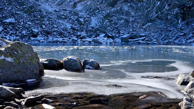 Седемте рилски езера са замръзнали поради зимните студове, предаде БНР.Снежната