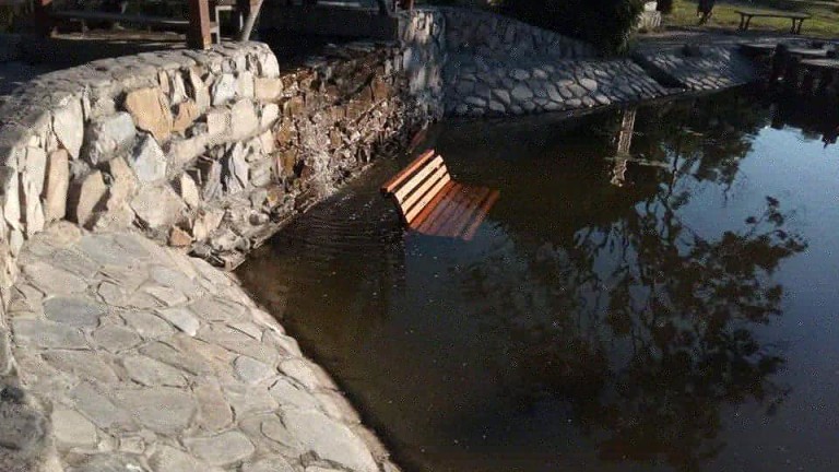 Вандали хвърлиха пейка в езерото на старозагорски парк 