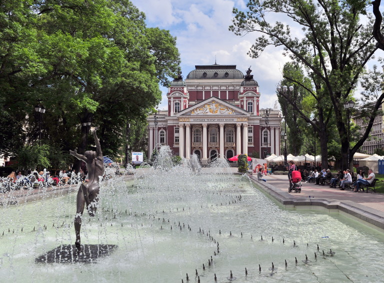 Забавления ще има и пред Народния театър