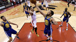 Голдън Стейт Уориърс измъкна победа в Торонто и удължи финалната серия в НБА
