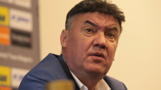 Дългогодишният председател на Българския футболен съюз Борислав Михайлов си подава