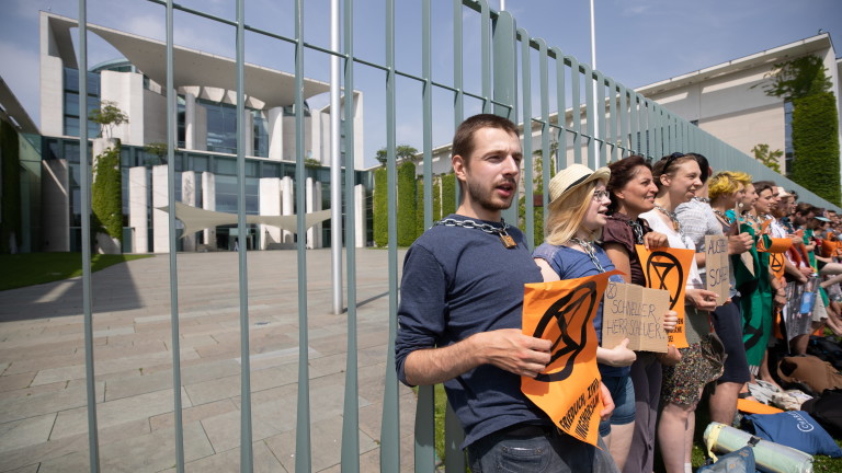 Десетки протестиращи германци от движението Бунт срещу изчезването се оковаха
