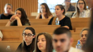 Обучението на 43 413 студенти в 37 държавни висши училища