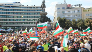Хиляди протестиращи българи зад граница се събраха пред сградата на