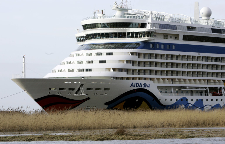 Круизният кораб AIDA Diva напуска корабостроителницата Meyer Papenburg