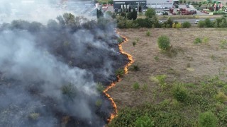 Пожар бушува до летището в Стара Загора