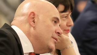 Без много емоции но и без изненади започна дебата в