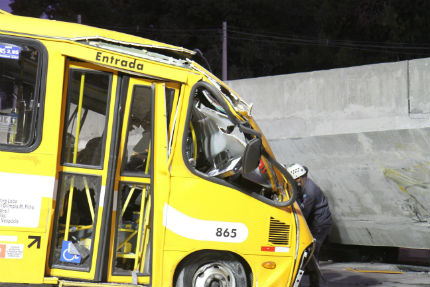 Двама загинали и десетки ранени при срутване на надлез в Бразилия 