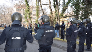 Група мъже млатиха полицаи с лопати в Асеновград