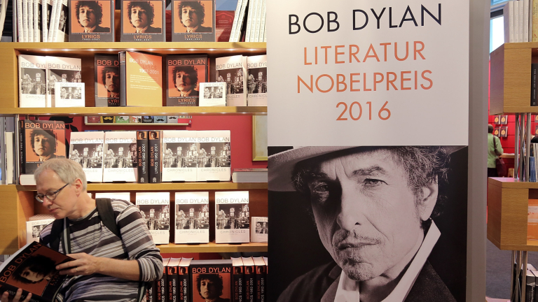 Боб Дилън се държи "невъзпитано и арогантно", изригнаха от Нобеловия комитет