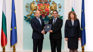 Президентът Румен Радев връчи български документи за самоличност на председателя