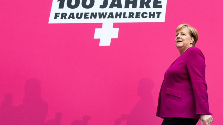 Меркел настоя за повече жени политици 