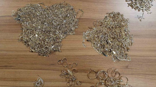 Митнически служители на Капитан Андреево задържаха контрабандни златни накити на