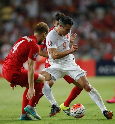 Интер дава прекалено малко за Азис