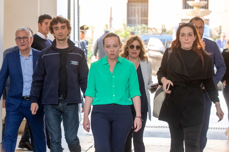 Мелони (в центъра)