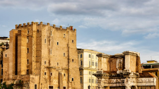 В понеделник сутринта част от кулата Торе деи Конти намираща