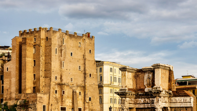 Работници пострадаха след частично срутване на средновековна кула в Рим