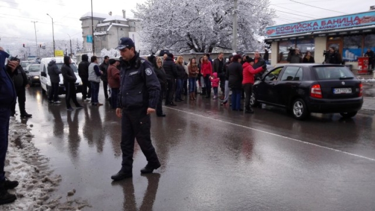 Жители на Горубляне блокираха околовръстното шосе с искане за канализация 