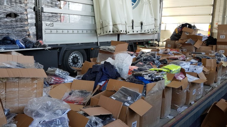 Открити са 163 контрабанди дрехи в два магазина в Стара Загора