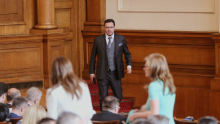 Минути след като премиерът в оставка Кирил Петков обяви от