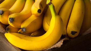 Тийнейджъри задигнаха близо 100 кг банани от пазар в Търговище