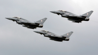 Великобритания вдигна по спешност два изтребителя Тайфун на кралските военновъздушни