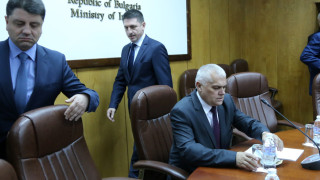 Пътният полицай който бе заснет да взима подкуп на бул