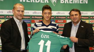 Вердер отхвърли спекулациите за трансфер на Йозил в Сити