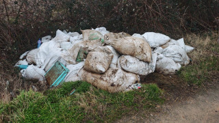 Нерегламентирано сметище се е образувало на отбивка в близост до