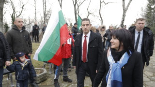 Нека днес всеки да дойде и да преклони глава да